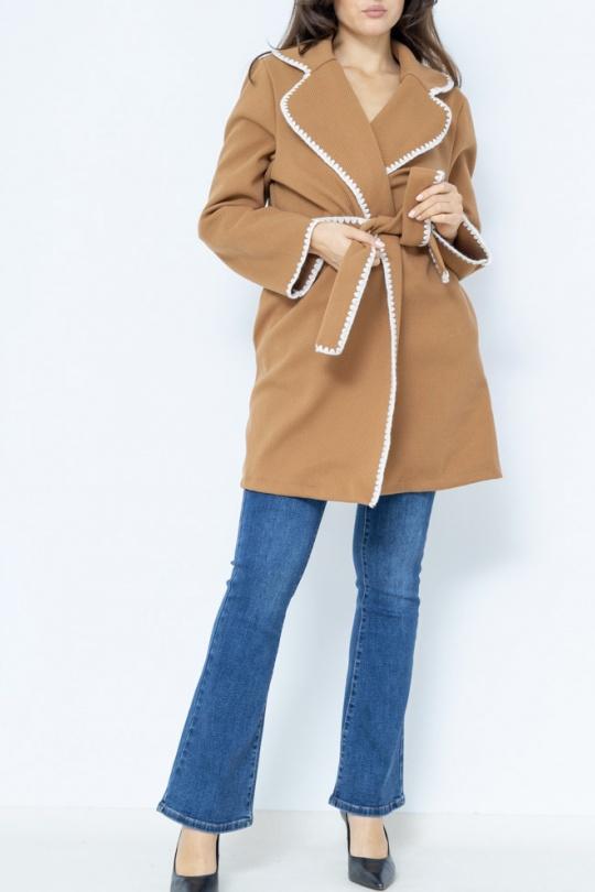 Mode femme automne/hiver avec un jean mum, un col roulé noir et un long  manteau camel en peluche